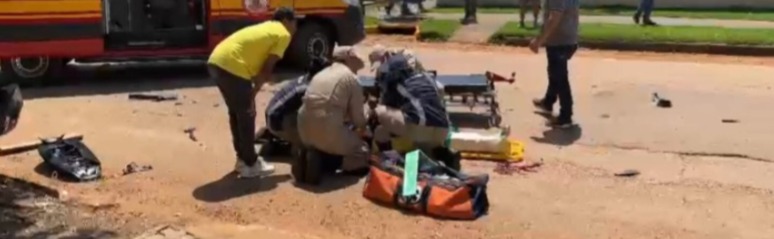 Acidente entre Motoneta e Veículo Deixa Mulher com Fraturas no Bairro Veneza