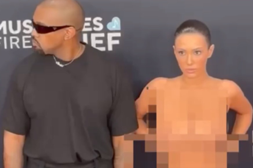 Esposa de Kanye West surge nua no tapete vermelho do Grammy