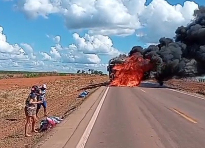 Caminhão pega fogo na BR-163 entre Itaúba e Nova Santa Helena; causas ainda são desconhecidas