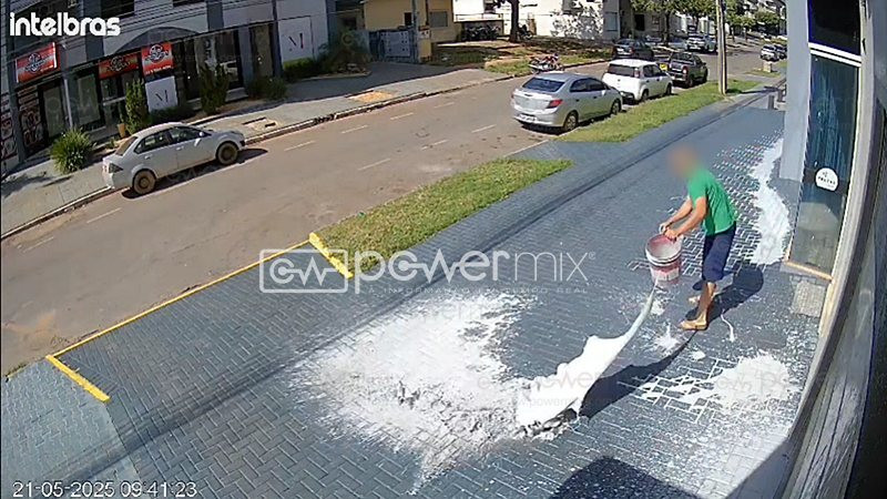 Pintor acusa sindico de não pagar pelo serviço prestado e espalha tinta pela calçada em MT