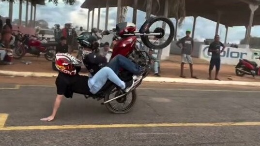 Prefeito é flagrado “dando grau” em moto durante evento promovido pela própria prefeitura