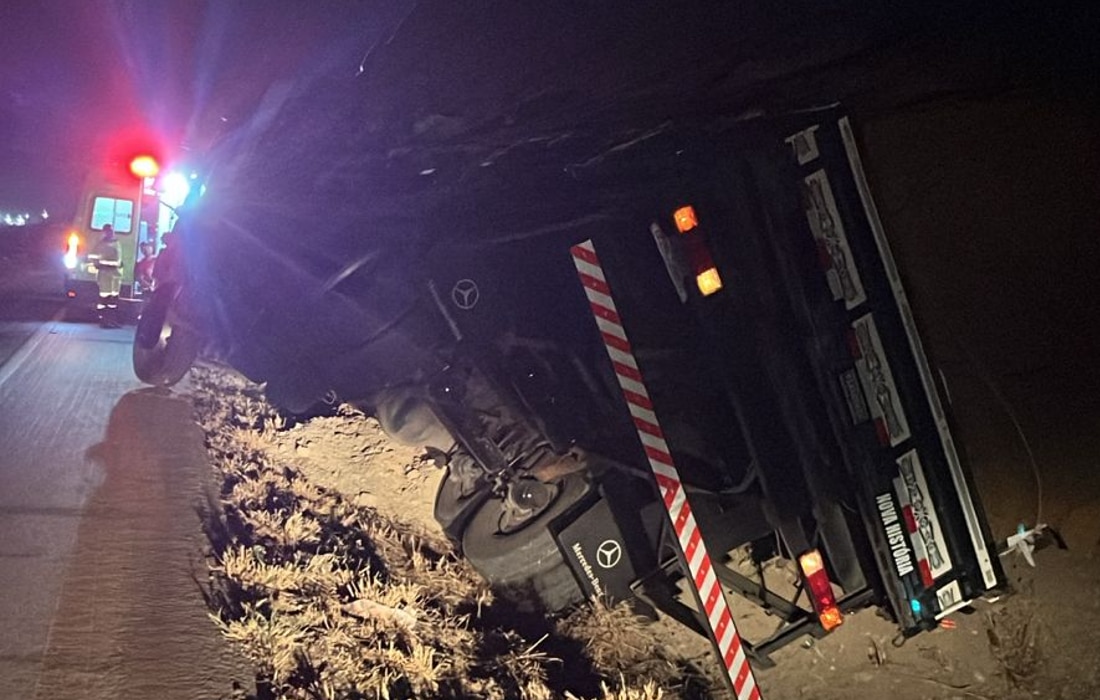 Caminhão com carga de reciclagem tomba na BR-163 em Sorriso