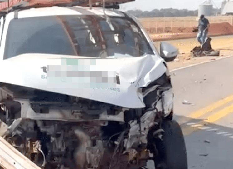 Picape e caminhonete se envolvem em acidente na BR-163 em Sinop