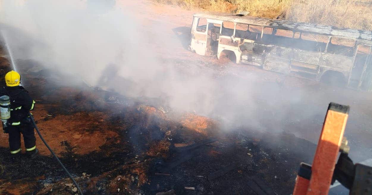 Ônibus fica destruído em incêndio em Lucas do Rio Verde