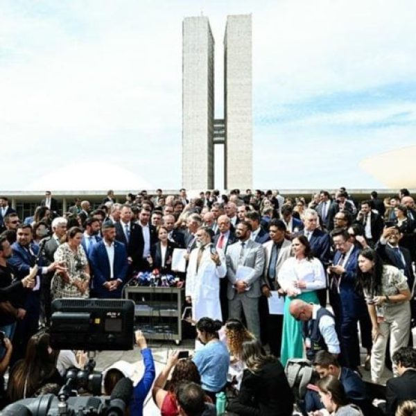 Parlamentares pró-Bolsonaro conseguem 41 assinaturas para impeachment de Moraes