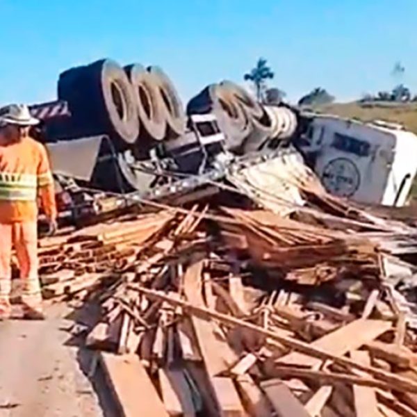 Carreta tomba em rodovia no Nortão e motorista é socorrido