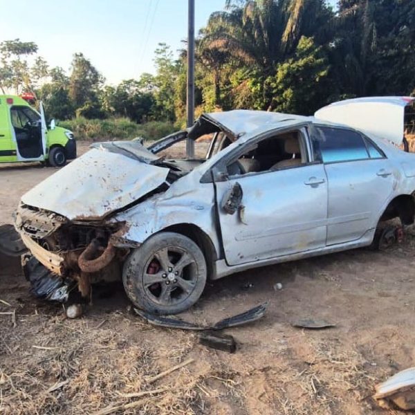 Família é socorrida após carro capotar na BR-163 em Sinop