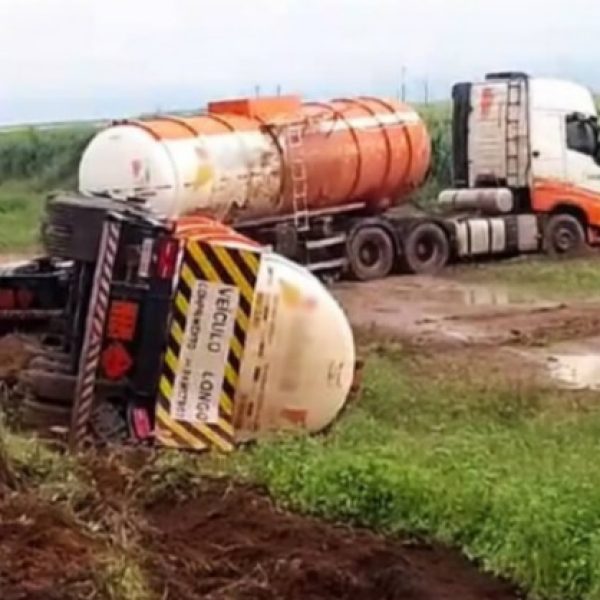 Carreta carregada de combustível sai da pista e vagão tomba na BR-163 em Lucas do Rio Verde