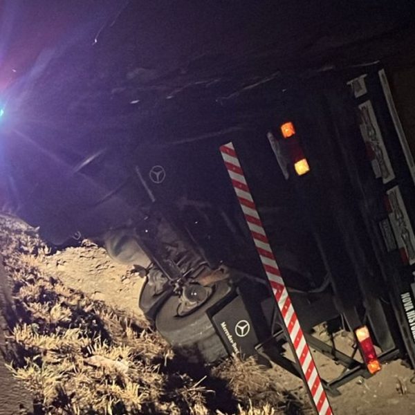 Caminhão com carga de reciclagem tomba na BR-163 em Sorriso