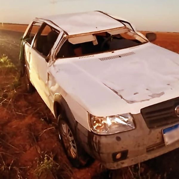 Carro capota em rodovia no Médio Norte; dois feridos