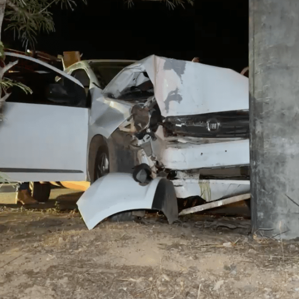 Sinop: condutora perde controle da direção e bate carro em poste