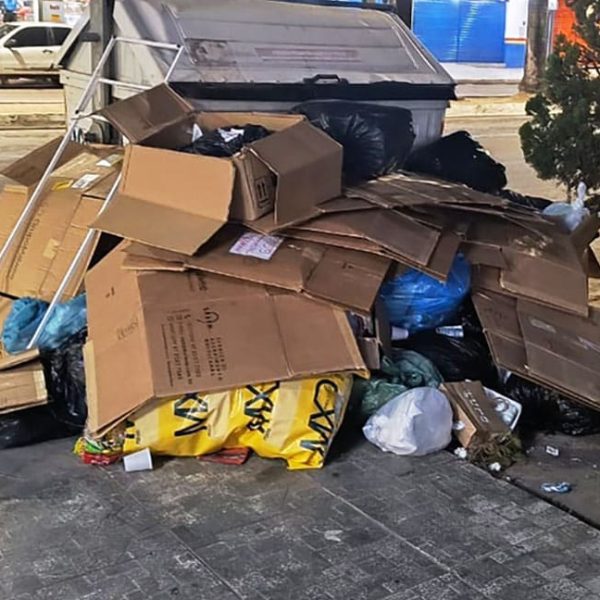 Lixo novamente acumulado no centro de Sinop gera críticas e indignação; empresa se manifesta