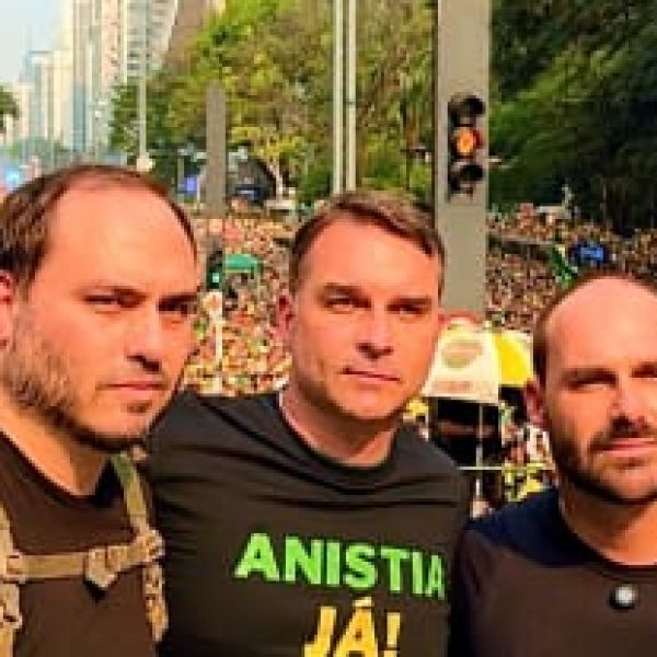 Filhos de Bolsonaro negam suposto aval para candidatura de Tarcísio à Presidência