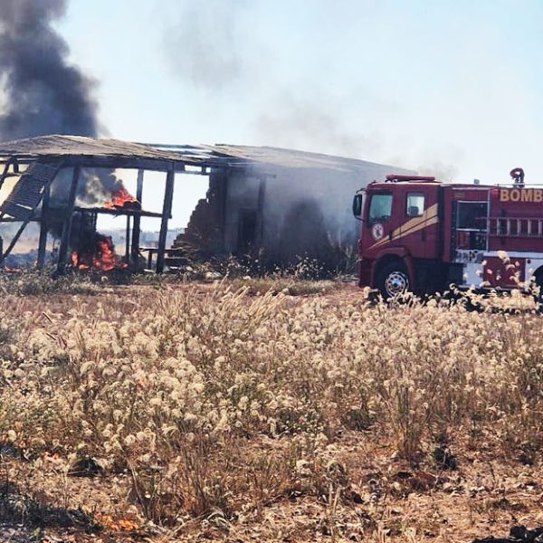Queimada em vegetação se alastra e atinge barracão em Sinop