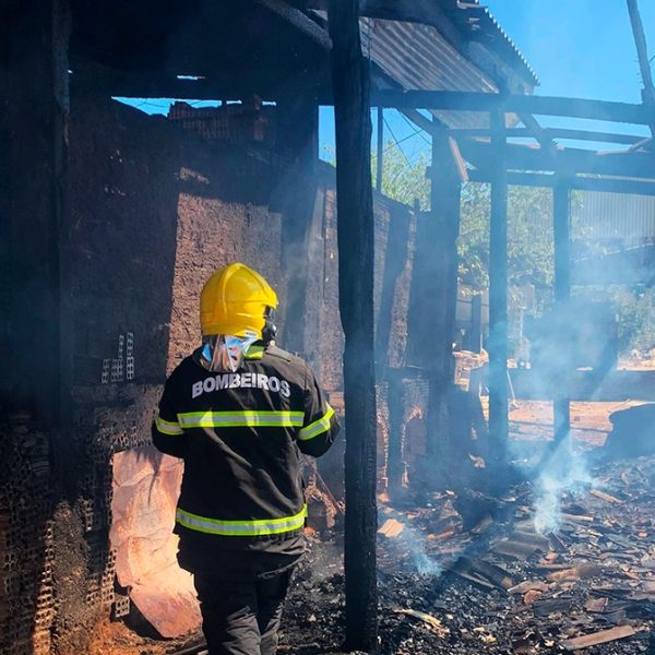 Incêndio destrói barracão de empresa em Guarantã do Norte