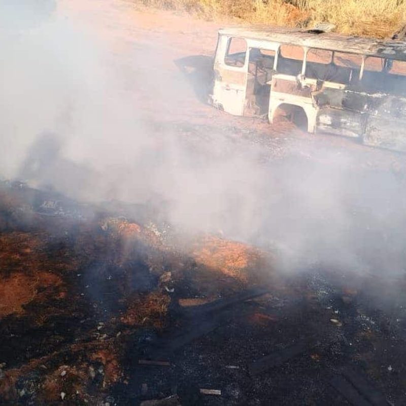 Ônibus fica destruído em incêndio em Lucas do Rio Verde