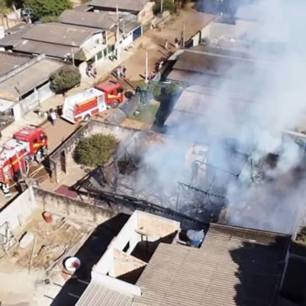 Incêndio destrói casa de madeira em Sinop