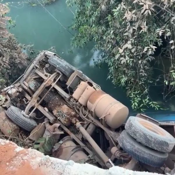 Caminhão despenca de ponte e motorista morre em Sorriso