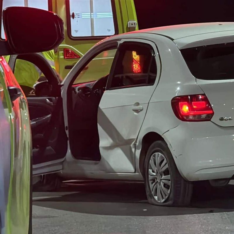Carro fica danificado em acidente na BR-163 em Sorriso; motorista diz que foi “fechado” por carreta