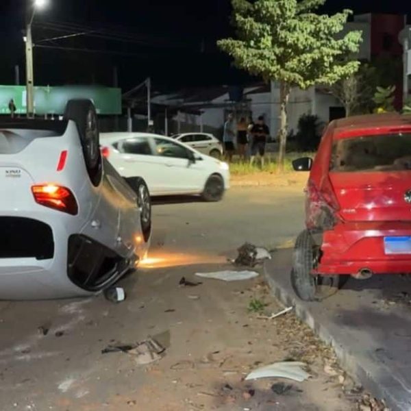 Carro bate em outro e capota em Sinop
