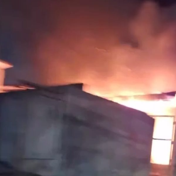 Bombeiros são acionados para combater incêndio em residência na Vila Bela