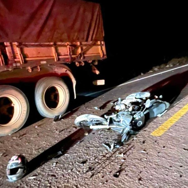 Motociclista morre após bater na traseira de caminhão estacionado em rodovia no Nortao
