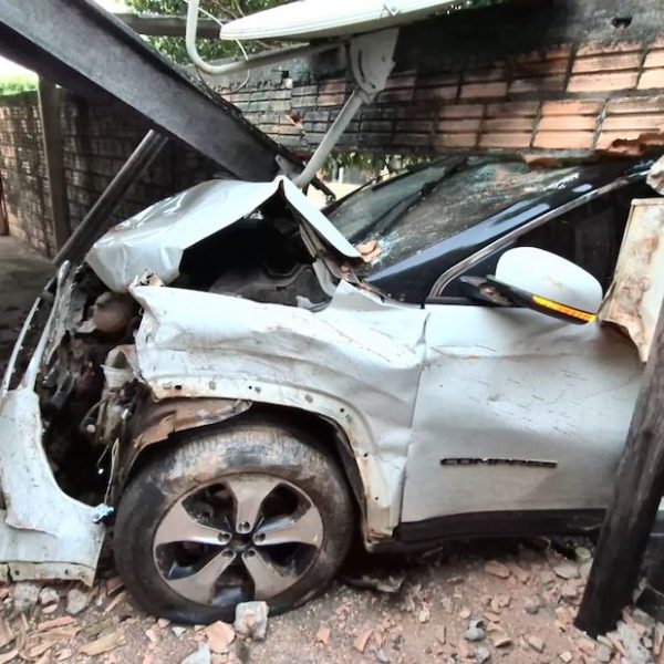 Carro destrói muro de residência após colisão com outro em Sinop