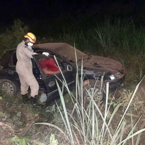 Carro sai da pista e capota em Lucas do Rio Verde