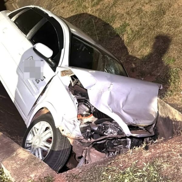 Três ficam feridos em colisão entre carro e caminhão no Nortão