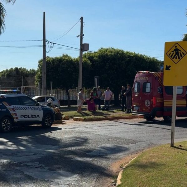 Embriagadas, mulheres batem moto em canteiro ao tentar fazer rotatória e vão parar no hospital em Lucas do Rio Verde