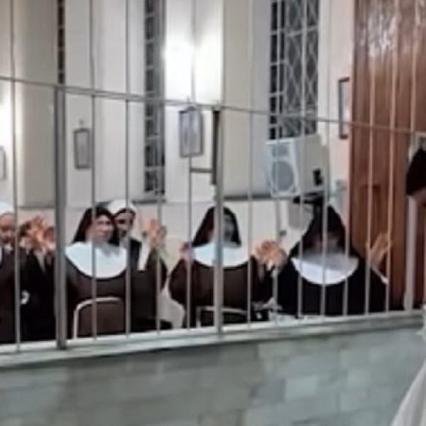 Ex-freira visita amigas em convento e ganha oração antes do casamento