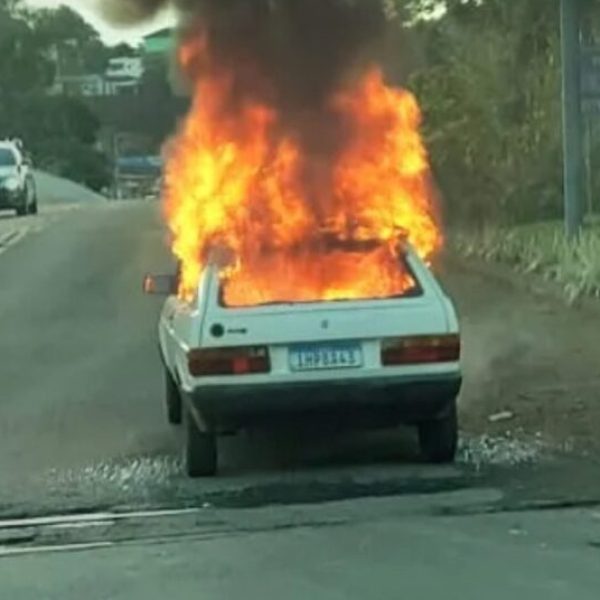 Mulher coloca fogo em “Golzinho” para veículo não ser apreendido durante blitz e acaba presa