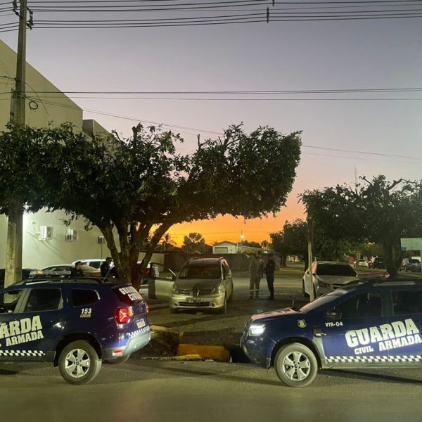 Homens se passam por oficiais de justiça e têm veículo apreendido na Avenida das Acácias