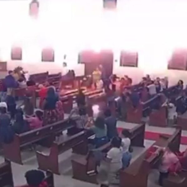 Rojão explode dentro de igreja e assusta fiéis na Bahia