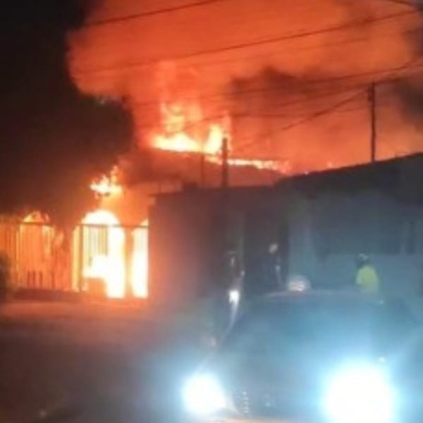Incêndio destrói casa no CPA 1; veja vídeo