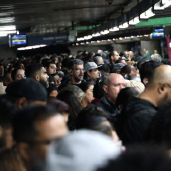 Falha no sistema de sinalização gera caos em três linhas do Metrô de São Paulo e revolta usuários