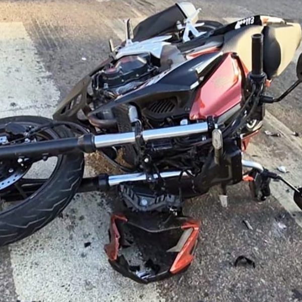 Moticiclista bate na traseira de automóvel em Sinop; mulher hospitalizada