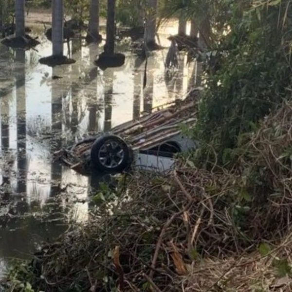 Motorista morre afogado e dois ficam feridos após carro capotar e cair em área alagada de rodovia em MT