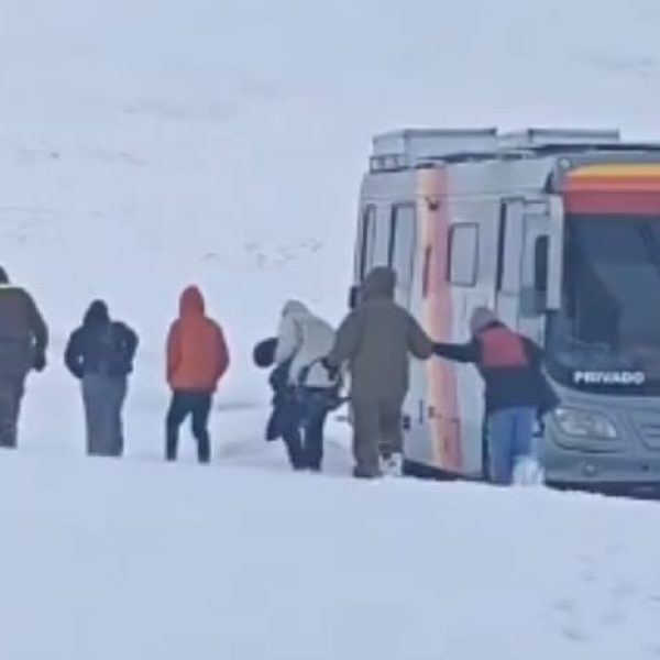 Chile: 19 brasileiros são resgatados após 24h presos em nevasca. Vídeo